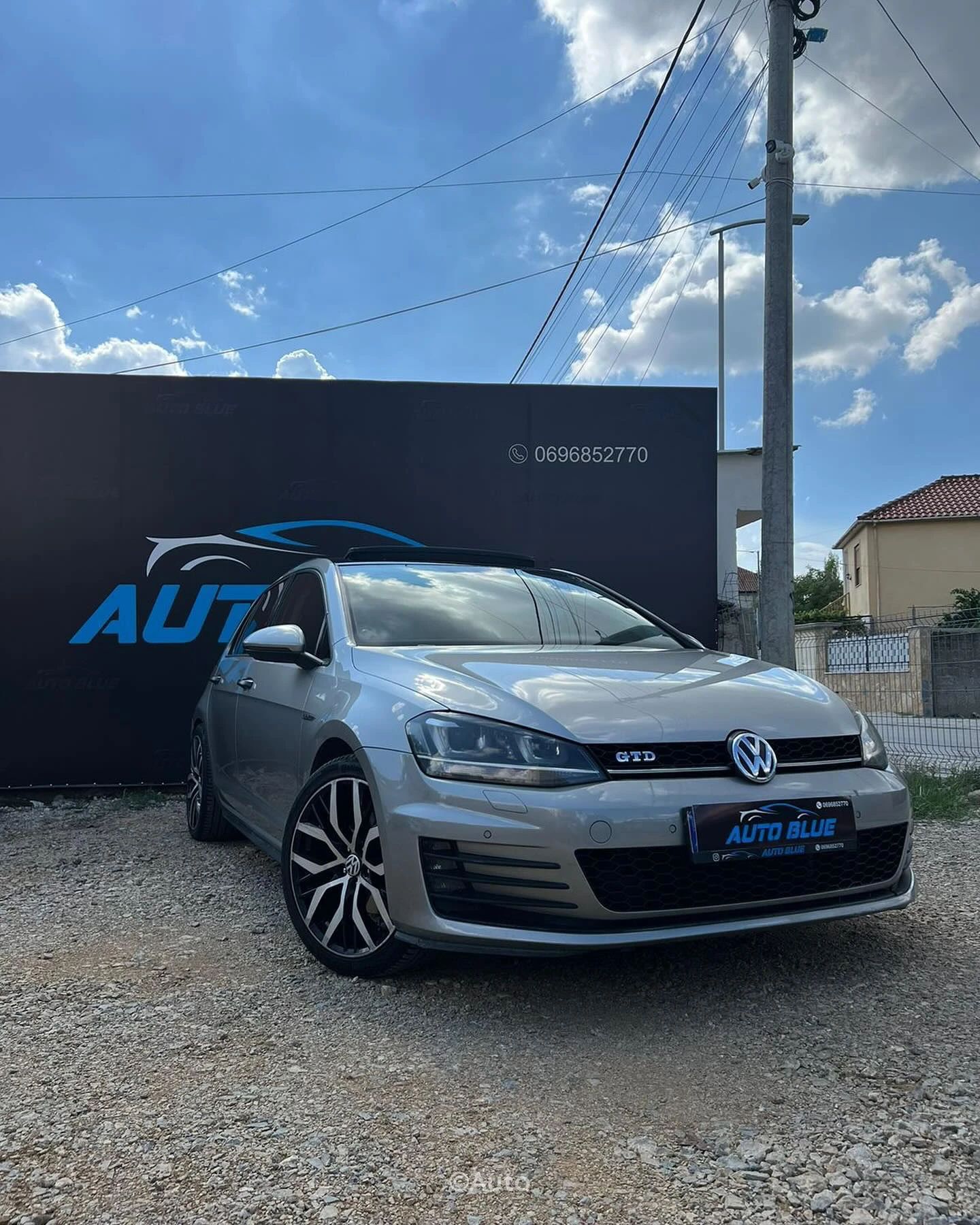 Volkswagen Touran 2011 - foto 1