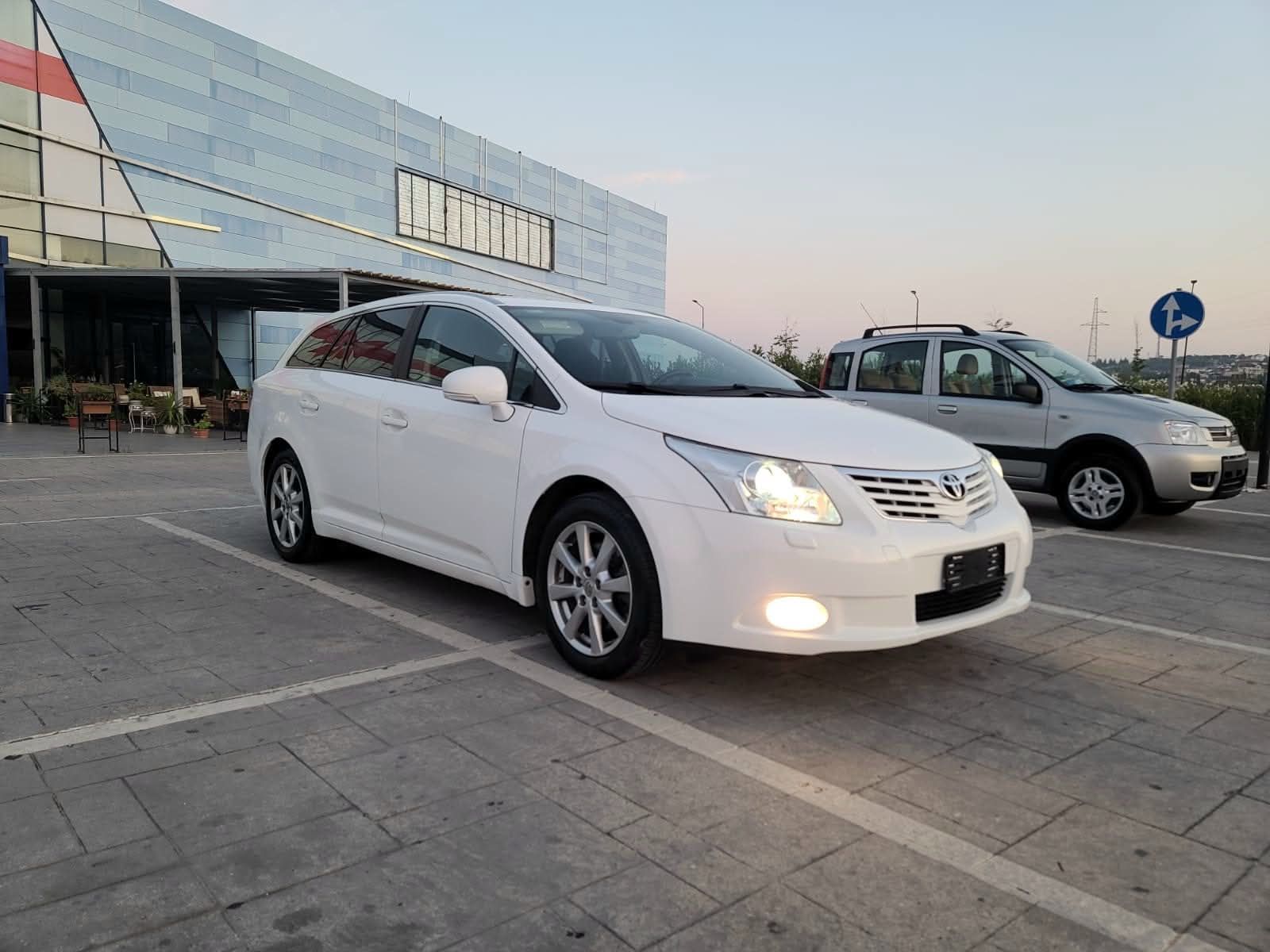 Toyota Avensis 2009 - foto 1