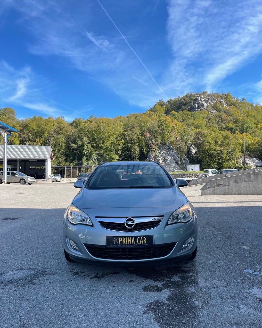 Opel Astra 2012 - foto 1