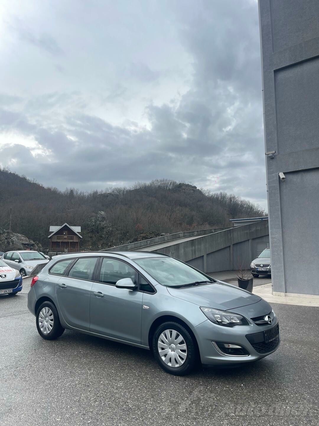 Opel Astra 2012 - foto 1