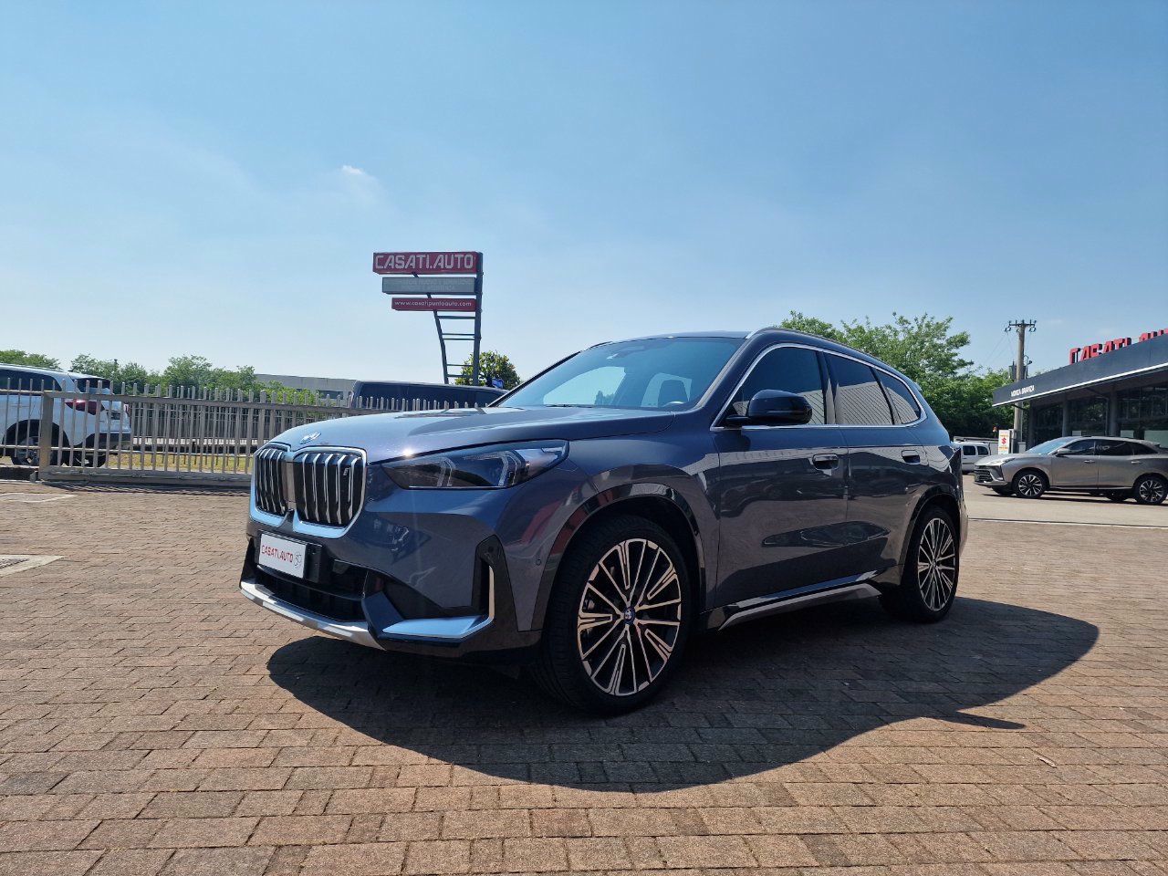 BMW iX1 2023 - foto 1