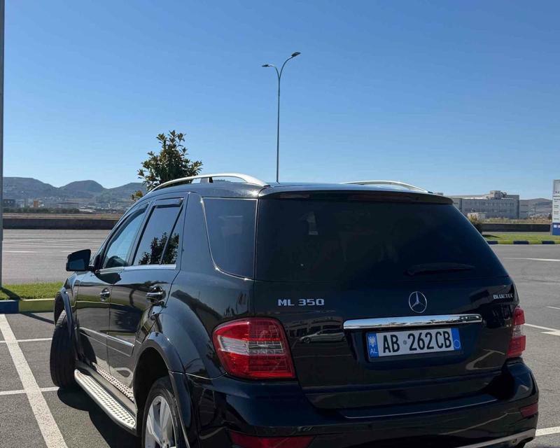 Mercedes-Benz ML-Class 2011